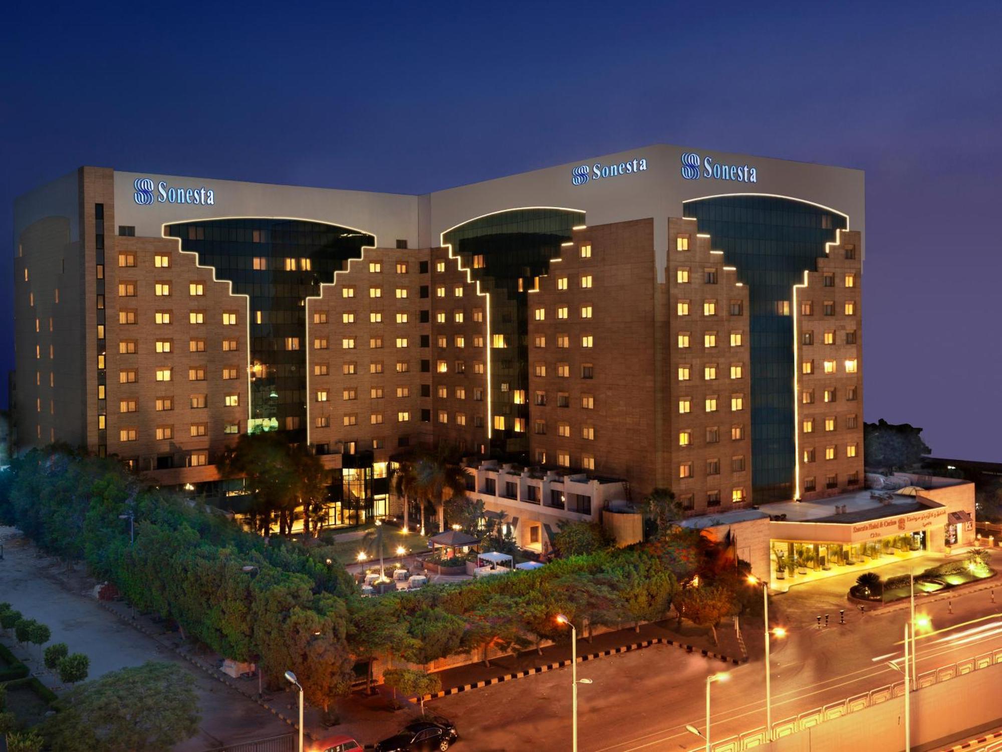 Sonesta Hotel Tower & Casino Cairo Exterior photo The hotel at night